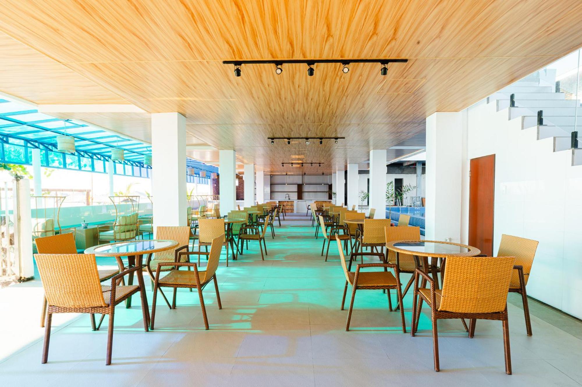 Q Beach Resort Cabangan Exterior foto